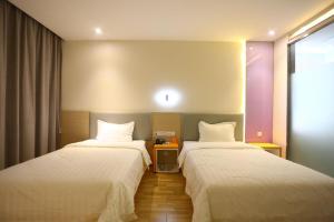 Postel nebo postele na pokoji v ubytování 7Days Inn Langfang High-Speed Railway Station Branch