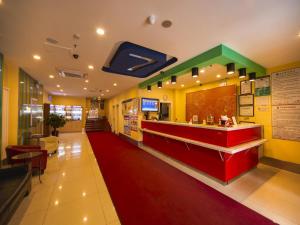 a fast food restaurant with a red and green counter at 7Days Inn Shenyang Railway Station Taiyuan Street Branch in Shenyang