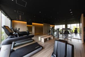 福岡的住宿－THE BLOSSOM HAKATA Premier，健身房设有跑步机和椭圆机
