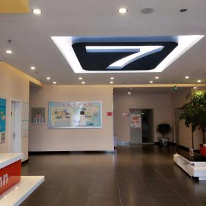 een grote lobby met een plafond met een projector bij 7Days Inn Hulu Island Xingcheng University Town Branch in Huludao