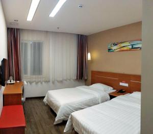 Tempat tidur dalam kamar di 7Days Inn Hulu Island Xingcheng University Town Branch