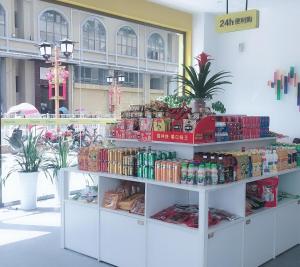 un magasin avec des étagères remplies de nourriture et de boissons dans l'établissement 7Days Inn Rongjiang Binjiang Avenue Branch, à Yung-chiang