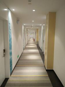六安的住宿－7天酒店六安万达广场店，大楼内长长的走廊,有长长的过道