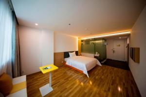 Llit o llits en una habitació de 7Days Inn Ya'an Xingjing Center Branch