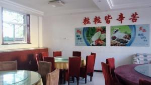 Um restaurante ou outro lugar para comer em 7Days Inn Jiexiu Yingcui Street High-speed Way Entrance Branch