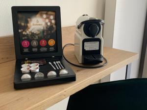 eine Kaffeemaschine und eine Schachtel auf einem Tisch in der Unterkunft Hotel am Hafen in Cochem