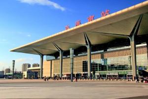 a large building with people standing outside of it at 7Days Inn Taiyuan South Railway Station Branch in Taiyuan