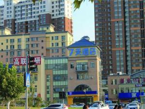 un grupo de edificios en una ciudad con en 7Days Inn Ji'nan Changqing University Ginza Commercial Street Branch, en Jinan