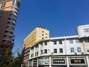沈阳7天酒店· 沈阳火车站中山广场店的一座顶上有钟的高楼 更多4张照片