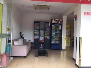 un soggiorno con divano e macchina per bibite di 7Days Inn Chengdu Wuhou Temple Jinli Orthopedic Hospital Subway Station Branch a Chengdu