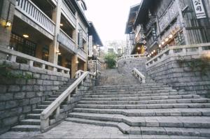eine Steintreppe vor einem Gebäude in der Unterkunft 7 Days Inn Haikou East Train Station North and South Fruit Market Fengxiang Road Branch in Haikou