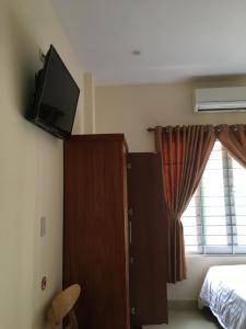 A television and/or entertainment centre at Maily Hostel