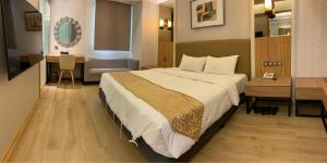 Ένα ή περισσότερα κρεβάτια σε δωμάτιο στο Wang Fu Hotel