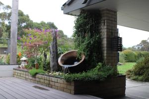 een plantenbak aan de zijkant van een huis bij Prom Country Lodge in Foster