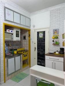 A kitchen or kitchenette at Stúdio no Flamengo