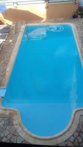 Piscina de la sau aproape de 2 bedrooms appartement at Pointe aux piments 200 m away from the beach with shared pool balcony and wifi