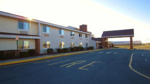 una calle vacía delante de un edificio en Quality Inn & Suites Harrington, en Harrington