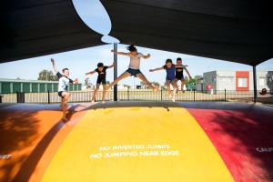 un gruppo di bambini che salta sulla cima di una rampa di Tasman Holiday Parks - Lake Mulwala a Mulwala
