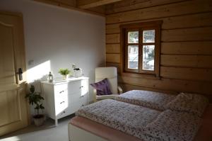 Posteľ alebo postele v izbe v ubytovaní Apartmány u vlčích jam