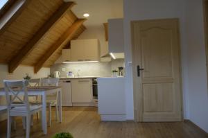 Kuchyňa alebo kuchynka v ubytovaní Apartmány u vlčích jam