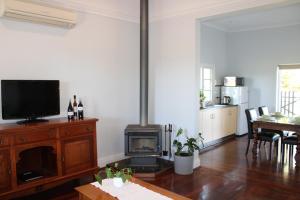 Gallery image of Upper Reach Spa Cottage in Henley Brook