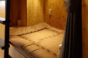 Bett in der Ecke eines Zimmers in der Unterkunft guest house andarmo 