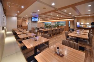 多美迎PREMIUM札幌酒店餐厅或其他用餐的地方