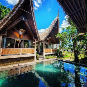 une maison avec une piscine en face de celle-ci dans l'établissement Premadhan Cottage Canggu, à Canggu