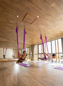 een groep mensen die yoga doen in een kamer bij Fusion Suites Vung Tau in Vung Tau