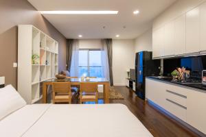 Kuchyň nebo kuchyňský kout v ubytování Lancaster Hanoi Service Apartment