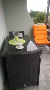 een zwarte tafel met twee kopjes en borden erop bij "Mea culpa" in Karlobag