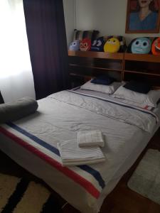 1 dormitorio con 1 cama con toallas en Casa Emi, en Orşova
