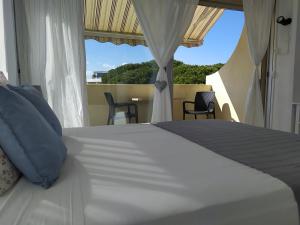 een slaapkamer met een bed met uitzicht op de oceaan bij studio 38 climatisé balcon vue mer in Le Grau-du-Roi