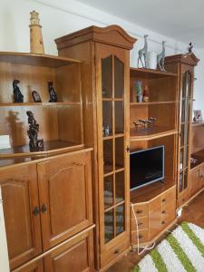 un gran armario de madera con TV. en Casa Emi, en Orşova