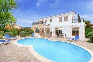 Bazén v ubytování Argaka Beachfront Villa nebo v jeho okolí