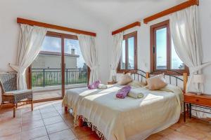 Postel nebo postele na pokoji v ubytování Argaka Beachfront Villa + 10 fotografií