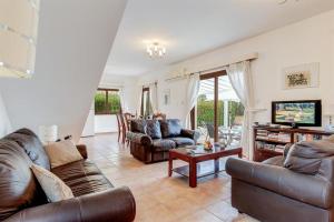 Posezení v ubytování Argaka Beachfront Villa