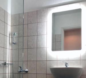 łazienka z umywalką i lustrem w obiekcie En Plo w mieście Agios Romanos +37 zdjęć