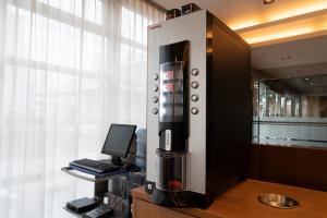 una oficina con una cafetera en un escritorio en Yokkaichi City Hotel Annex, en Yokkaichi