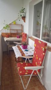 un patio con mesa, silla, mesa y ventana en Casa Emi, en Orşova