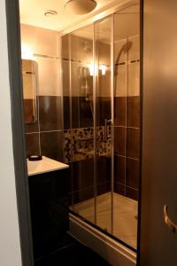 a bathroom with a shower and a sink at Residence Monsigny in Boulogne-sur-Mer