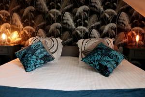 a bed with two pillows on top of it at Residence Monsigny in Boulogne-sur-Mer