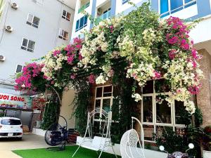 Ein Gebäude mit einem Haufen Blumen drauf. in der Unterkunft Hai Tien Plaza Hotel in Mỹ Ðuc