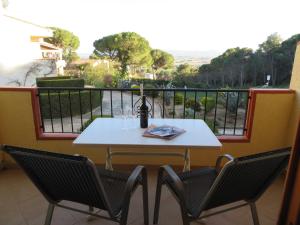 un tavolo bianco e sedie su un balcone con vista di La dorada 8 a Torroella de Montgrí