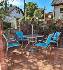 un patio con mesa, sillas y una valla en Ferienappartement Marx, en Lütz