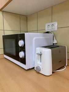 un four micro-ondes et un grille-pain assis sur un comptoir dans l'établissement Apartma Piran, à Piran 32 autres photos