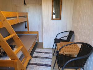 Palanda nebo palandy na pokoji v ubytování Mora Life, Åmåsängsgården