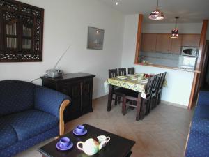 un soggiorno con divano e tavolo da pranzo di La dorada 8 a Torroella de Montgrí