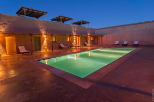 uma piscina no meio de um edifício em Côté Sud em Ouarzazate mais 35 fotografias