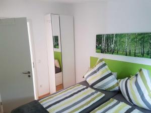 Giường trong phòng chung tại Apartment am Birkenfeld Allgäu Kaufbeuren